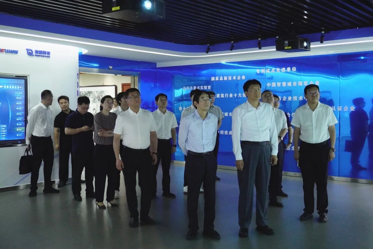 南昌市委副书记、市长高世文调研long8龙8国际—以AI赋能韧性城市建设情况